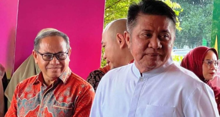 Gubernur Sumatera Selatan, Herman Deru, bersama Anggota DPRD Sumsel, M. Toha, pada acara Festival Literasi Sumsel Tahun 2025 di Aula Asrama Haji, Palembang, hari Jum'at, tanggal 7 November 2025. (BEKISARMEDIA.ID/SIKUMBANG)
