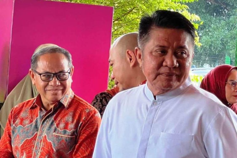 Gubernur Sumatera Selatan, Herman Deru, bersama Anggota DPRD Sumsel, M. Toha, pada acara Festival Literasi Sumsel Tahun 2025 di Aula Asrama Haji, Palembang, hari Jum'at, tanggal 7 November 2025. (BEKISARMEDIA.ID/SIKUMBANG)
