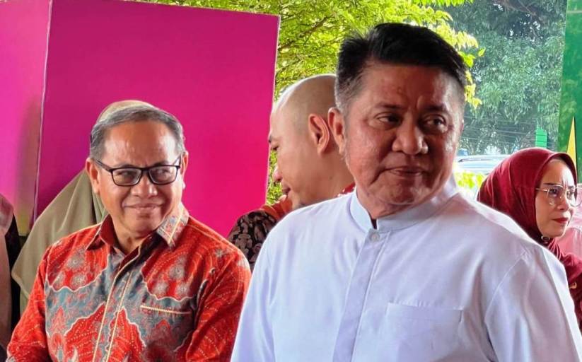 Gubernur Sumatera Selatan, Herman Deru, bersama Anggota DPRD Sumsel, M. Toha, pada acara Festival Literasi Sumsel Tahun 2025 di Aula Asrama Haji, Palembang, hari Jum'at, tanggal 7 November 2025. (BEKISARMEDIA.ID/SIKUMBANG)