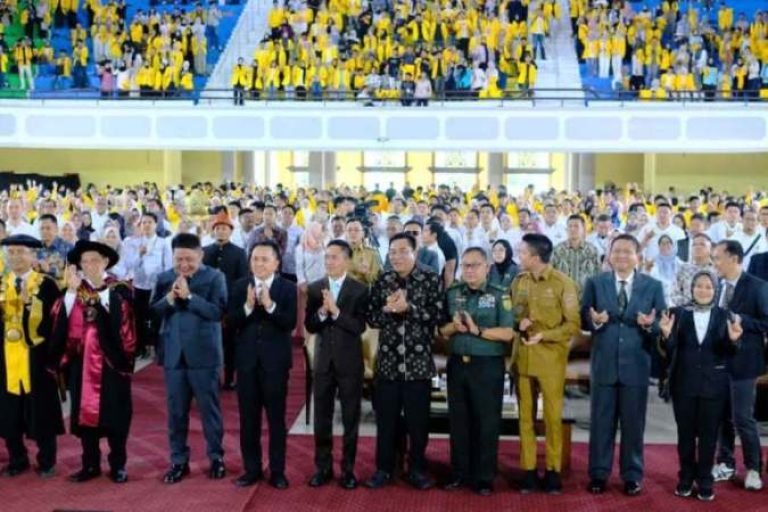 Bupati Kabupaten Musi Banyuasin (Muba), M. Toha, menghadiri Perayaan Dies Natalis ke-65 Universitas Sriwijaya (UNSRI) yang digelar di Auditorium Kampus Indralaya, pada hari Senin, tanggal 3 November 2025. (BEKISARMEDIA.ID/SIKUMBANG) Bupati Kabupaten Musi Banyuasin (Muba), M. Toha, menghadiri Perayaan Dies Natalis ke-65 Universitas Sriwijaya (UNSRI) yang digelar di Auditorium Kampus Indralaya, pada hari Senin, tanggal 3 November 2025. (BEKISARMEDIA.ID/SIKUMBANG)