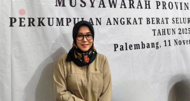 Sri Andriani, M.M., M.I.Kom., Ketua Perkumpulan Angkat Berat Seluruh Indonesia (PABERSI) Provinsi Sumatera Selatan (Sumsel) yang baru terpilih pada Musyawarah Provinsi (Musprov) yang digelar di Gedung Nahdlatul Ulama (NU) Sumsel, pada hari Selasa, tanggal 11 November 2025. (foto : BEKISARMEDIA.ID/TRI)