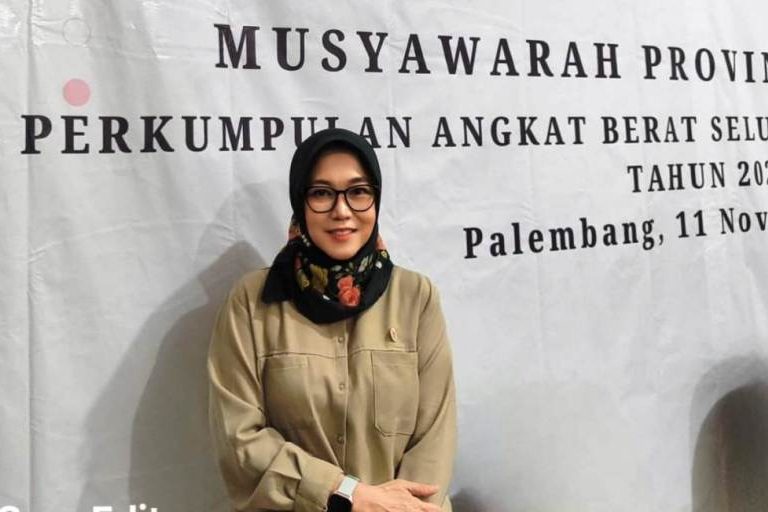 Sri Andriani, M.M., M.I.Kom., Ketua Perkumpulan Angkat Berat Seluruh Indonesia (PABERSI) Provinsi Sumatera Selatan (Sumsel) yang baru terpilih pada Musyawarah Provinsi (Musprov) yang digelar di Gedung Nahdlatul Ulama (NU) Sumsel, pada hari Selasa, tanggal 11 November 2025. (foto : BEKISARMEDIA.ID/TRI) Sri Andriani, M.M., M.I.Kom., Ketua Perkumpulan Angkat Berat Seluruh Indonesia (PABERSI) Provinsi Sumatera Selatan (Sumsel) yang baru terpilih pada Musyawarah Provinsi (Musprov) yang digelar di Gedung Nahdlatul Ulama (NU) Sumsel, pada hari Selasa, tanggal 11 November 2025. (foto : BEKISARMEDIA.ID/TRI)