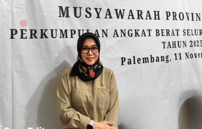 Sri Andriani, M.M., M.I.Kom., Ketua Perkumpulan Angkat Berat Seluruh Indonesia (PABERSI) Provinsi Sumatera Selatan (Sumsel) yang baru terpilih pada Musyawarah Provinsi (Musprov) yang digelar di Gedung Nahdlatul Ulama (NU) Sumsel, pada hari Selasa, tanggal 11 November 2025. (foto : BEKISARMEDIA.ID/TRI)