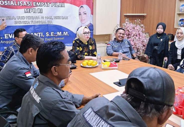Anggota DPD dan MPR Republik Indonesia asal Provinsi Sumatera Selatan, Hj. Eva Susanti, menggelar kegiatan Sosialisasi Empat Pilar MPR RI kepada Jurnalis Media Siber di Palembang. (BEKISARMEDIA.ID/EEN)