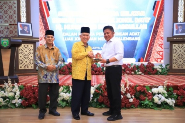 Gubernur Provinsi Sumatera Selatan (Sumsel), Herman Deru menerima kunjungan Undang Luak Johol, Dato' Hj. Muhammad bin Hj. Abdullah, bersama rombongan, di Griya Agung Palembang, hari Senin, tanggal 8 Desember 2025. (BEKISARMEDIA.ID/SIKUMBANG)