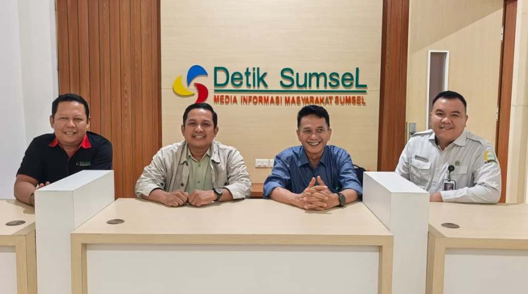 Kepala Bagian Pemberitaan dan Media Sekretariat Jenderal (Setjen) Dewan Perwakilan Daerah (DPD) Republik Indonesia (RI), Heru Firdan, bersama Pimpinan Redaksi DetikSumsel.com, Edi Triono. (BEKISARMEDIA.ID/MARWAH)