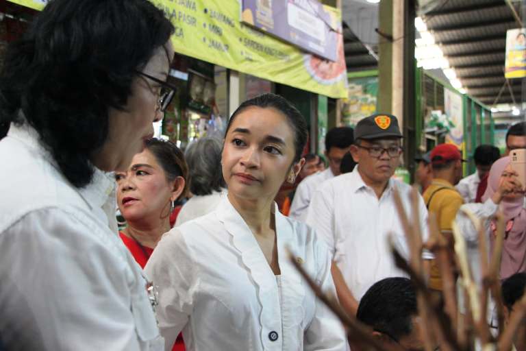 Anggota Dewan Perwakilan Daerah (DPD) Republik Indonesia (RI), R.A. Yashinta Sekarwangi Mega, bersama Wakil Wali Kota Yogyakarta, Wawan Harmawan, melakukan kegiatan Grebek Pasar di Pasar Kranggan, Kota Yogyakarta, guna memantau ketersediaan dan harga kebutuhan pokok menjelang perayaan Natal tahun 2025. (BEKISARMEDIA.ID/EEN RAHAYU)