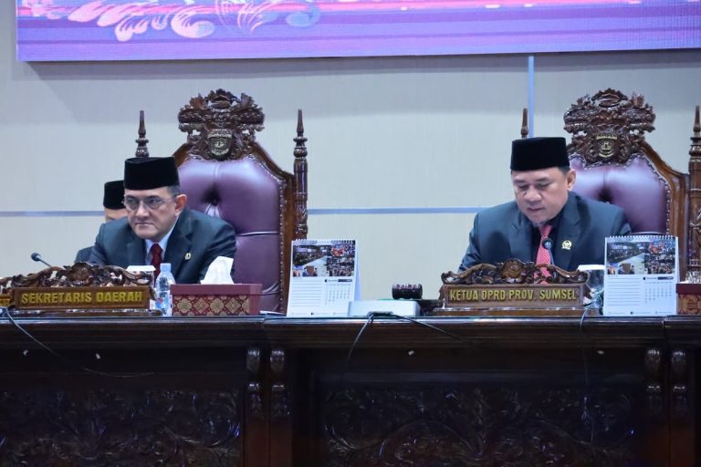 Ketua DPRD Sumsel, Andie Dinialdie, bersama Sekretaris Daerah Sumsel, Edward Candra, menghadiri Rapat Paripurna XXIV DPRD Provinsi Sumsel di Ruang Rapat Paripurna DPRD Sumsel, pada hari Jum'at, tanggal 24 Oktober 2025. (BEKISARMEDIA.ID/SIKUMBANG)