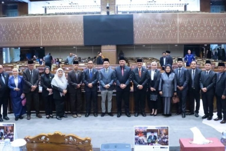 Ketua DPRD Sumsel, Andie Dinialdie, bersama Sekretaris Daerah Sumsel, Edward Candra, menghadiri Rapat Paripurna XXIV DPRD Provinsi Sumsel di Ruang Rapat Paripurna DPRD Sumsel, pada hari Jum'at, tanggal 24 Oktober 2025. (BEKISARMEDIA.ID/SIKUMBANG)
