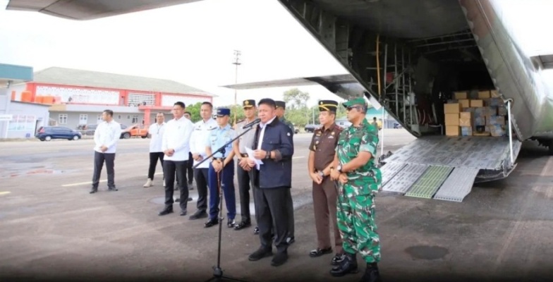 Gubernur Provinsi Sumatera Selatan (Sumsel), Herman Deru, melepas sebanyak 15 ton bantuan logistik yang dihimpun dari para pelajar di seluruh Sumsel untuk korban bencana banjir dan longsor di Sumatera Barat, hari Rabu, tanggal 10 Desember 2025. (BEKISARMEDIA.ID/RASTI)