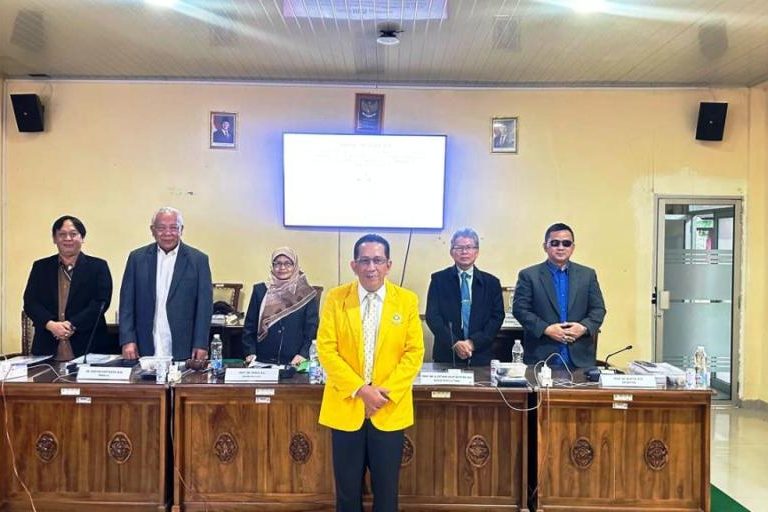 Kepala Badan Perencanaan Pembangunan Daerah (Bappeda) Kabupaten Musi Banyuasin (Muba), Mursalin, resmi menuntaskan Ujian Akhir Disertasi Program Doktor Administrasi Publik di Fakultas Ilmu Sosial dan Ilmu Politik Universitas Sriwijaya (UNSRI), pada hari Jum'at, tanggal 6 Desember 2025. (BEKISARMEDIA.ID/SIKUMBANG)
