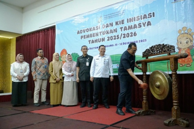 Sekretaris Daerah (Sekda) Provinsi Sumatera Selatan (Sumsel), Edward Candra, resmi membuka kegiatan Advokasi dan Komunikasi, Informasi, dan Edukasi (KIE) Inisiasi Pembentukan Taman Asuh Sayang Anak (TAMASYA), yang digelar di Hotel Beston Palembang, hari Kamis, tanggal 11 Desember 2025. (BEKISARMEDIA.ID/SIKUMBANG)