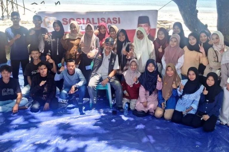 Nono Sampono saat memberikan Sosialisasi Empat Pilar MPR RI di hadapan Ikatan Pelajar Mahasiswa Limboro (IPMAL) di Pantai Liang, Kecamatan Salahutu, Kabupaten Maluku Tengah, Kamis pagi, tanggal 11 Desember 2025. (BEKISARMEDIA.ID/SIKUMBANG)