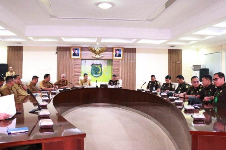 Penyuluhan Hukum bertema Berantas Korupsi untuk Kemakmuran Rakyat, dalam rangka memperingati Hari Antikorupsi Sedunia (Hakordia) tahun 2025 di Ruang Rapat Serasan Sekate, pada hari Selasa, tanggal 9 Desember 2025. (BEKISARMEDIA.ID/MARWAH) Penyuluhan Hukum bertema Berantas Korupsi untuk Kemakmuran Rakyat, dalam rangka memperingati Hari Antikorupsi Sedunia (Hakordia) tahun 2025 di Ruang Rapat Serasan Sekate, pada hari Selasa, tanggal 9 Desember 2025. (BEKISARMEDIA.ID/MARWAH)