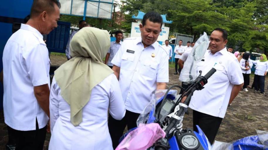 Pj. Sekretaris Daerah (Sekda) Muba, Drs. Syafaruddin, melakukan pemeriksaan terhadap kendaraan operasional yang diberikan oleh Kementerian Kependudukan dan Pembangunan Keluarga (Kemendukbangga) Republik Indonesia. (BEKISARMEDIA.ID/MARWAH)