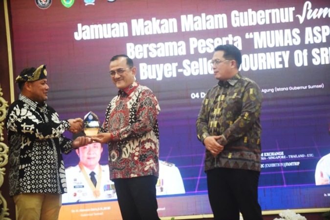 Sekretaris Daerah Provinsi Sumatera Selatan, Edward Candra, mewakili Gubernur Sumatera Selatan, Herman Deru, menerima penghargaan Bapak Pariwisata Sumatera Selatan dari Asosiasi Pelaku Pariwisata Indonesia. (BEKISARMEDIA.ID/SIKUMBANG)