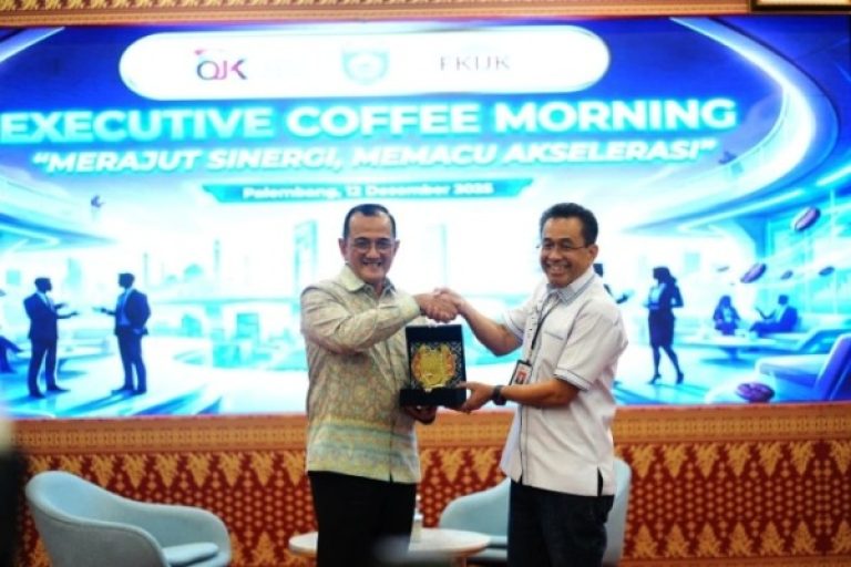 Sekretaris Daerah (Sekda) Provinsi Sumatera Selatan (Sumsel), Edward Candra, bersama Kepala OJK Sumsel, Arifin Susanto, dalam kegiatan Executive Coffee Morning bertema Merajut Sinergi, Memacu Akselerasi, yang digelar oleh Otoritas Jasa Keuangan (OJK) Sumsel di Gedung OJK Sumsel, pada hari Jum'at, tanggal 12 Desember 2025. (BEKISARMEDIA.ID/SIKUMBANG)