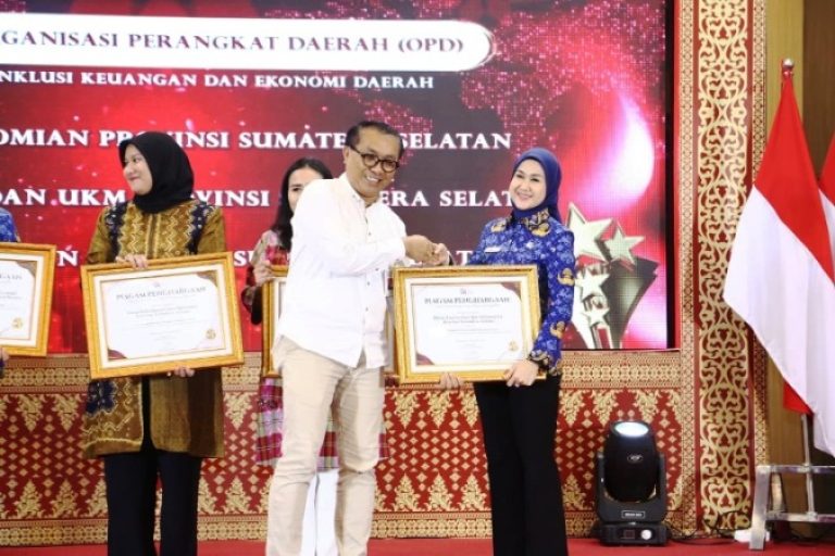 Kepala Dinas Komunikasi dan Informatika Provinsi Sumatera Selatan, Rika Efianti, menerima Penghargaan Penggerak Inklusi Keuangan dan Ekonomi Daerah dari Otoritas Jasa Keuangan Sumatera Selatan, pada kegiatan Sumsel Financial and Economic Collaboration 2025 dengan tema Kolaborasi Keuangan Inklusif dan Wirausaha Muda Menuju Sumsel Maju Terus Untuk Semua, di Aula Otoritas Jasa Keuangan (OJK) Provinsi Sumsel, pada hari Rabu, tanggal 17 Desember 2025. (BEKISARMEDIA.ID/REFNI)