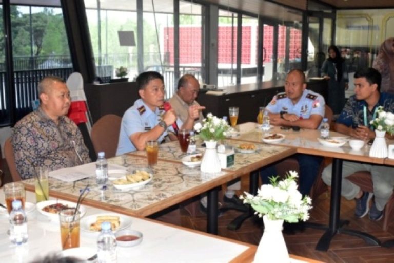 Komandan Lanud (Danlanud) SMH, Kolonel Pnb Zulfikri Arif Purba, menghadiri Rapat Koordinasi Pinewoods Park Country Club dan Resto Palembang, hari Kamis, tanggal 4 Desember 2025. (BEKISARMEDIA.ID/SIKUMBANG)