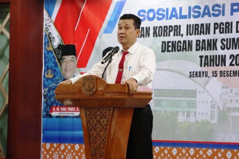 Penjabat (Pj.) Sekretaris Daerah (Sekda) Kabupaten Muba, Safarudin, alam kegiatan Sosialisasi dan Sinkronisasi Pembayaran Iuran melalui Aplikasi SIPD Republik Indonesia dan Bank Sumsel Babel, selaku pemegang kas daerah, yang digelar di Auditorium Pemkab Muba, pada hari Senin, tanggal 15 Desember 2025. (BEKISARMEDIA.ID/MARWAH)