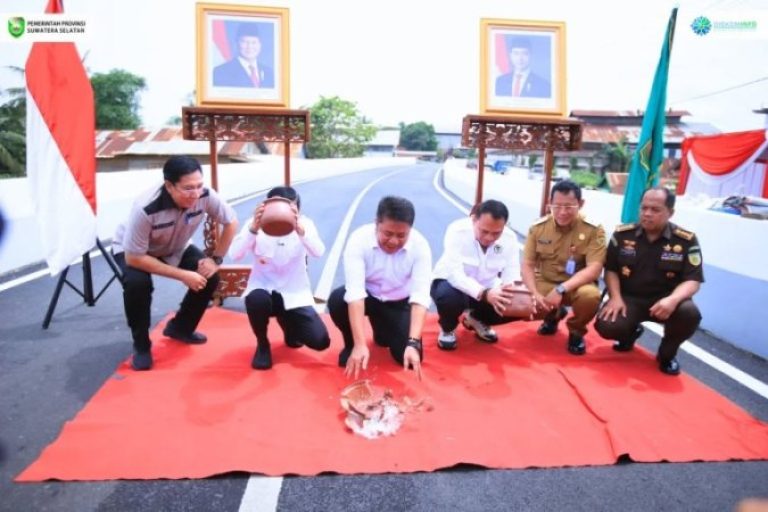 Ketua DPRD Sumsel, Andie Dinialdie, menghadiri acara peresmian penggunaan Jembatan Layang Lettu Karim di Gandus. (BEKISARMEDIA.ID/SIKUMBANG)