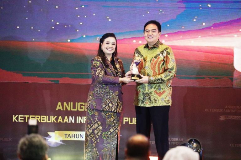 Sekretaris Jenderal (Sekjen) DPD RI, Mohammad Iqbal, menerima penghargaan Anugerah Keterbukaan Informasi Publik pada ajang peluncuran Indeks Keterbukaan Informasi Publik (IKIP) tahun 2025, yang diserahkan oleh Komisioner Komisi Informasi (KI) Pusat, dan disaksikan oleh para pimpinan kementerian serta lembaga negara, di Jakarta, pada hari Senin, tanggal 15 Desember 2025. (foto : Biro Pemberitaan dan Media DPD RI)