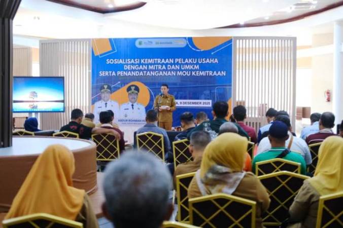 Staf Ahli Bupati Kabupaten Musi Banyuasin Bidang Pembangunan, Akhmad Toyibir, saat menghadiri kegiatan Sosialisasi Kemitraan Pelaku Usaha dengan Mitra dan UMKM, pada hari Selasa, tanggal 9 Desember 2025. (BEKISARMEDIA.ID/MARWAH)