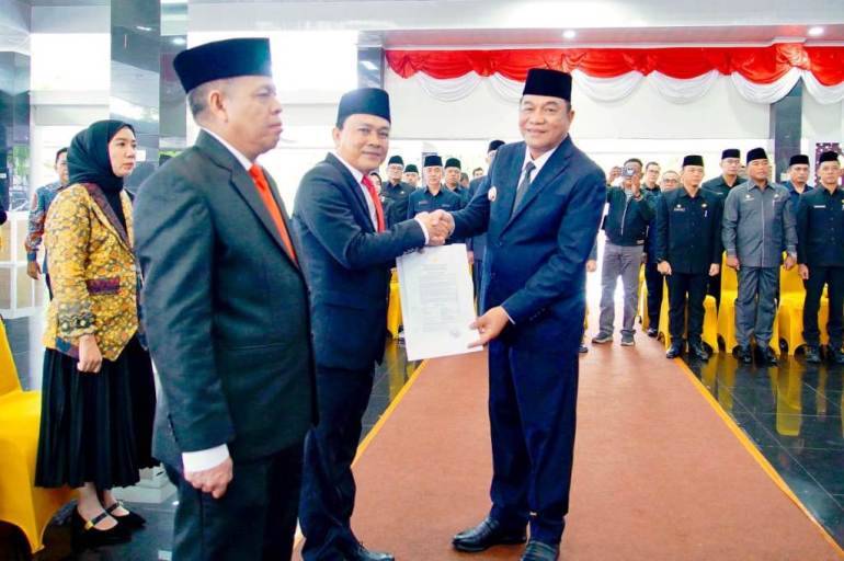 Bupati Kabupaten Musi Banyuasin (Muba), M. Toha, resmi melantik dan mengambil sumpah jabatan pejabat pimpinan tinggi pratama di lingkungan Pemerintah Kabupaten (Pemkab) Muba, pada hari Jum'at, tanggal 12 Desember 2025. (BEKISARMEDIA.ID/MARWAH)
