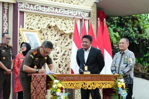Kepala Kejaksaan Tinggi Sumatera Selatan menandatangani Nota Kesepahaman Sinergitas Pelaksanaan Pidana Kerja Sosial bagi Pelaku Pidana, pada hari Kamis, tanggal 4 Desember 2025 di Griya Agung, Palembang. (BEKISARMEDIA.ID/SIKUMBANG)