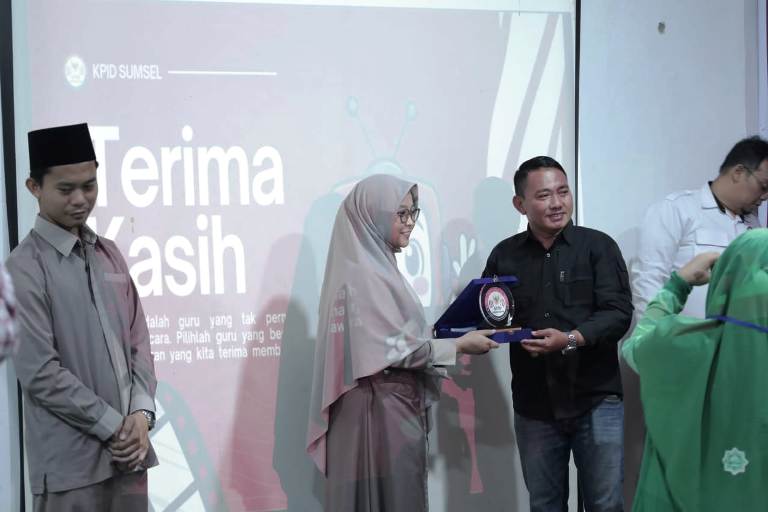 Komisi Penyiaran Indonesia Daerah (KPID) Provinsi Sumatera Selatan (Sumsel) memberikan edukasi penyiaran kepada siswa Sekolah Menengah Pertama (SMP) Islam Terpadu (IT) Azizah, dalam kegiatan literasi media yang digelar di Kantor KPID Sumsel, pada hari Rabu, tanggal 10 Desember 2025. (BEKISARMEDIA.ID/SIKUMBANG)