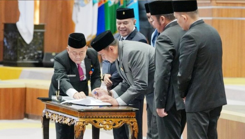 Penandatanganan Nota Kesepakatan Bersama antara Gubernur Sumsel, Herman Deru, dan Pimpinan DPRD Sumsel, dalam Rapat Paripurna XXV dan XXVI di Ruang Rapat Paripurna DPRD Sumsel (BEKISARMEDIA.ID/SIKUMBANG) Penandatanganan Nota Kesepakatan Bersama antara Gubernur Sumsel, Herman Deru, dan Pimpinan DPRD Sumsel, dalam Rapat Paripurna XXV dan XXVI di Ruang Rapat Paripurna DPRD Sumsel (BEKISARMEDIA.ID/SIKUMBANG)