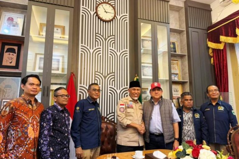 Mantan Ketua Dewan Perwakilan Daerah (DPD) Republik Indonesia (RI), Irman Gusman, usai bertemu Gubernur Sumatera Barat (Sumbar), Mahyeldi Ansharullah, pada hari Sabtu, tanggal 6 Desember 2025, di Kantor Gubernur Sumbar. (foto : NewsRoom DPD RI)