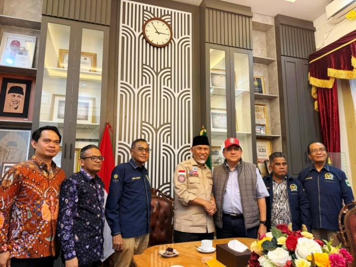 Mantan Ketua Dewan Perwakilan Daerah (DPD) Republik Indonesia (RI), Irman Gusman, usai bertemu Gubernur Sumatera Barat (Sumbar), Mahyeldi Ansharullah, pada hari Sabtu, tanggal 6 Desember 2025, di Kantor Gubernur Sumbar. (foto : NewsRoom DPD RI)