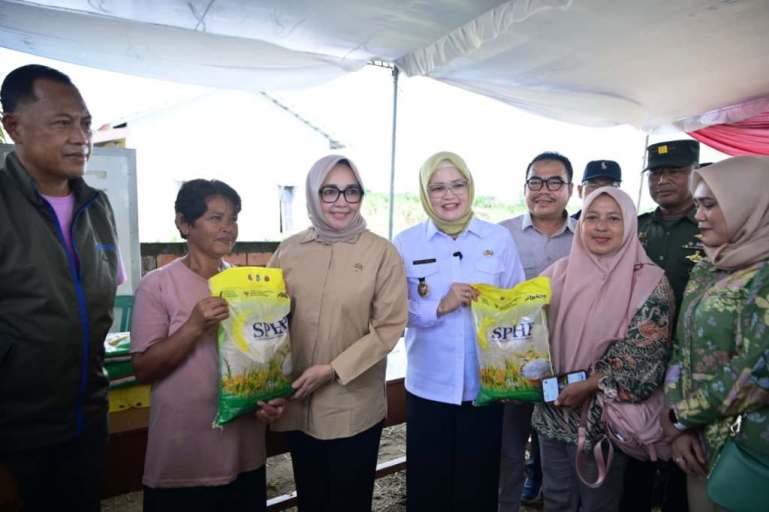 Anggota Dewan Perwakilan Daerah (DPD) Republik Indonesia sekaligus Anggota Majelis Permusyawaratan Rakyat (MPR) dari Daerah Pemilihan (Dapil) Sumatera Selatan (Sumsel), Hj. Eva Susanti, melakukan pemantauan langsung kegiatan Operasi Pasar Murah dan Pelayanan Prima Terpadu di Desa Merah Mata, Kecamatan Banyuasin I, Kabupaten Banyuasin, pada hari Rabu, tanggal 17 Desember 2025. (BEKISARMEDIA.ID/EEN)