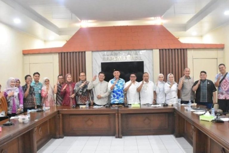 Rapat enyampaian laporan terhadap dua Rancangan Peraturan Daerah (Raperda) inisiatif DPRD Sumsel serta penetapan Program Pembentukan Peraturan Daerah (Propemperda) Tahun 2026, pada hari Jum'at, tanggal 10 Oktober 2025. (BEKISARMEDIA.ID/SIKUMBANG)