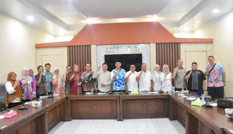 Rapat enyampaian laporan terhadap dua Rancangan Peraturan Daerah (Raperda) inisiatif DPRD Sumsel serta penetapan Program Pembentukan Peraturan Daerah (Propemperda) Tahun 2026, pada hari Jum'at, tanggal 10 Oktober 2025. (BEKISARMEDIA.ID/SIKUMBANG) Rapat enyampaian laporan terhadap dua Rancangan Peraturan Daerah (Raperda) inisiatif DPRD Sumsel serta penetapan Program Pembentukan Peraturan Daerah (Propemperda) Tahun 2026, pada hari Jum'at, tanggal 10 Oktober 2025. (BEKISARMEDIA.ID/SIKUMBANG)