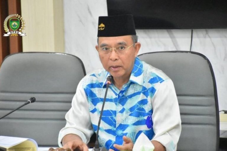 Ketua Bapemperda, Hendra Gunawan, saat memimpin Rapat penyampaian laporan terhadap dua Rancangan Peraturan Daerah (Raperda) inisiatif DPRD Sumsel serta penetapan Program Pembentukan Peraturan Daerah (Propemperda) Tahun 2026, pada hari Jum'at, tanggal 10 Oktober 2025. (BEKISARMEDIA.ID/SIKUMBANG)