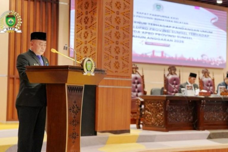 Dewan Perwakilan Rakyat Daerah (DPRD) Provinsi Sumatera Selatan (Sumsel) menggelar Rapat Paripurna XXVI dengan agenda mendengarkan Jawaban Gubernur terhadap Pandangan Umum Fraksi-Fraksi DPRD Provinsi Sumsel, atas Rancangan Peraturan Daerah (Raperda) APBD Provinsi Sumsel Tahun Anggaran 2026. (BEKISARMEDIA.ID/SIKUMBANG)