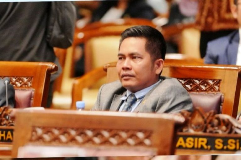 Anggota DPRD Sumsel, Hasan Haikal, mengikuti Rapat Paripurna XXVI dengan agenda mendengarkan Jawaban Gubernur terhadap Pandangan Umum Fraksi-Fraksi DPRD Provinsi Sumsel, atas Rancangan Peraturan Daerah (Raperda) APBD Provinsi Sumsel Tahun Anggaran 2026. (BEKISARMEDIA.ID/SIKUMBANG)
