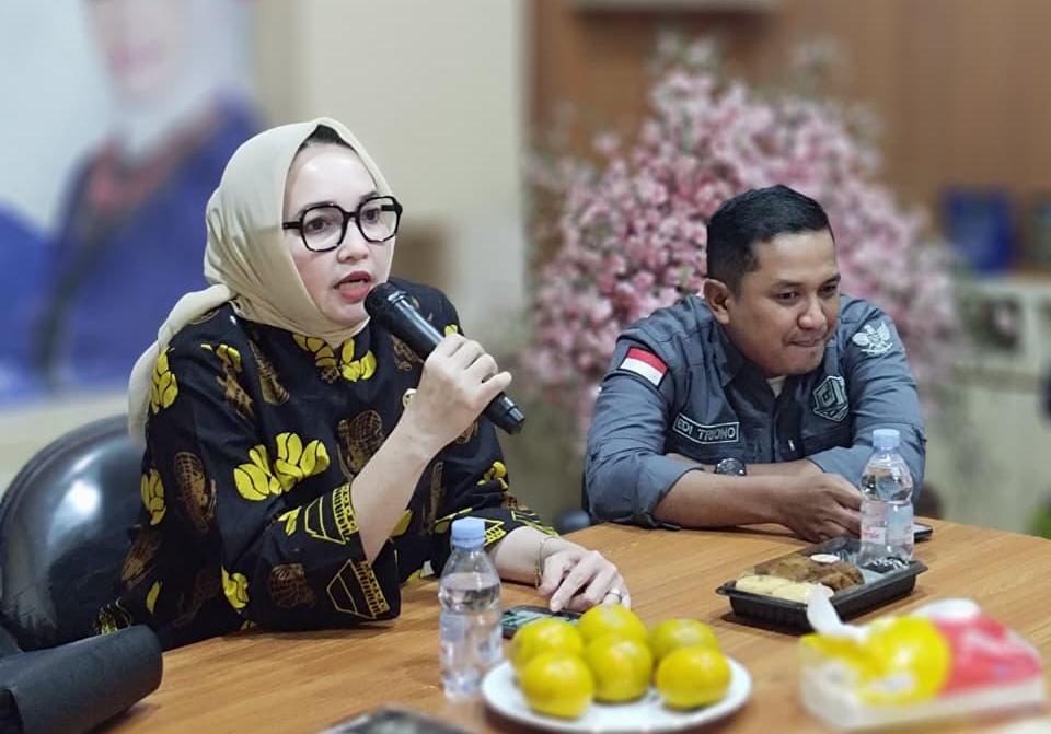 Anggota DPD RI, Hj. Eva Susanti, bersama Ketua DPD PJS Sumsel, Edi Triono, saat berbincang dalam kegiatan pertemuan dengan jajaran pengurus DPD PJS Sumsel. (BEKISARMEDIA.ID/SIKUMBANG)
