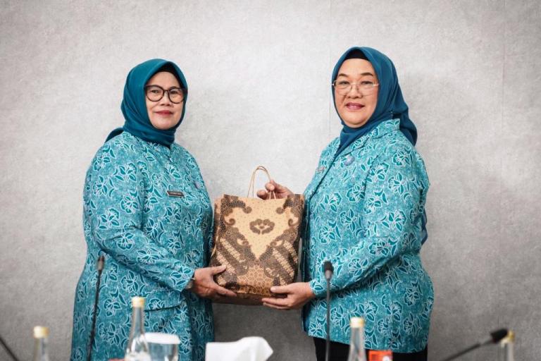 Ketua TP PKK Muba, Hj. Fatimah Toha, bersama perwakilan dari TP PKK Kabupaten OKU Selatan. (BEKISARMEDIA.ID/SIKUMBANG)