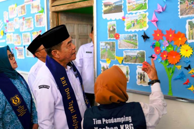 Bupati Kabupaten Muba, M. Toha, meluncurkan Ruang Bersama Indonesia di Desa Tegal Mulyo, Kecamatan Keluang, pada hari Rabu, tanggal 10 Desember 2025. (BEKISARMEDIA.ID/MARWAH)