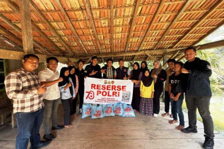 Satreskrim Polres Muratara melakukan Bakti Sosial dalam rangka memperingati Hari Ulang Tahun (HUT) Reserse Polri ke-78, pada hari Jum'at, tanggal 5 Desember 2025. (BEKISARMEDIA.ID/JAMIL)