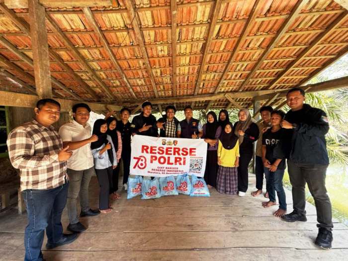 Satreskrim Polres Muratara melakukan Bakti Sosial dalam rangka memperingati Hari Ulang Tahun (HUT) Reserse Polri ke-78, pada hari Jum'at, tanggal 5 Desember 2025. (BEKISARMEDIA.ID/JAMIL)