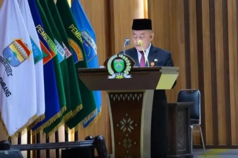 Ketua DPRD Sumsel, Andie Dinialdie, bersama Sekretaris Daerah Sumsel, Edward Candra, menghadiri Rapat Paripurna XXIV DPRD Provinsi Sumsel di Ruang Rapat Paripurna DPRD Sumsel, pada hari Jum'at, tanggal 24 Oktober 2025. (BEKISARMEDIA.ID/SIKUMBANG)