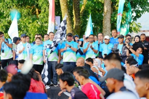 Gubernur Sumatera Selatan, Herman Deru, melepas peserta Sriwijaya Dempo Run tahun 2025 di Lapangan Merdeka, Alun-Alun Utara Kota Pagar Alam, pada hari Sabtu, tanggal 6 Desember 2025, untuk mengikuti Sriwijaya Dempo Run tahun 2025. (BEKISARMEDIA.ID/SIKUMBANG)