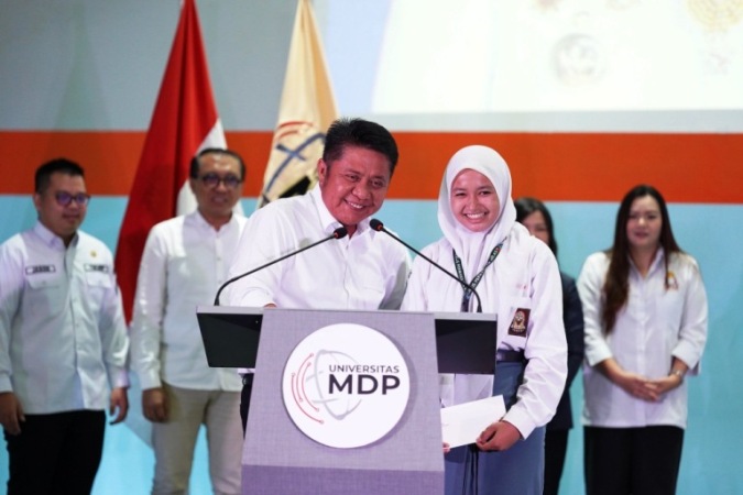 Gubernur Provinsi Sumatera Selatan (Sumsel), Herman Deru, resmi membuka kegiatan Kick Off Workshop Artificial Intelligence (AI) dan Digital Marketing bagi 100.000 Sultan Muda Sumsel, yang menyasar siswa SMK dan mahasiswa. Kegiatan ini digelar di Universitas MDP Palembang, pada hari Rabu, tanggal 17 Desember 2025. (BEKISARMEDIA.ID/REFNI)