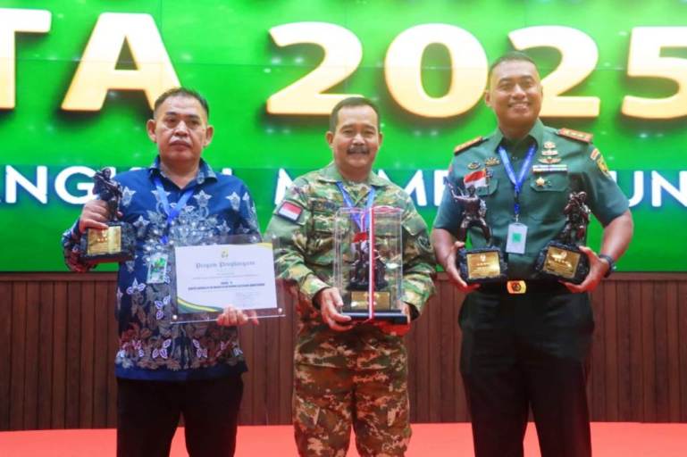 Wakil Bupati Musi Banyuasin, Abdur Rohman Husen, menghadiri penyerahan penghargaan pada Program TNI Manunggal Membangun Desa Tahun Anggaran 2025. (BEKISARMEDIA.ID/SIKUMBANG)