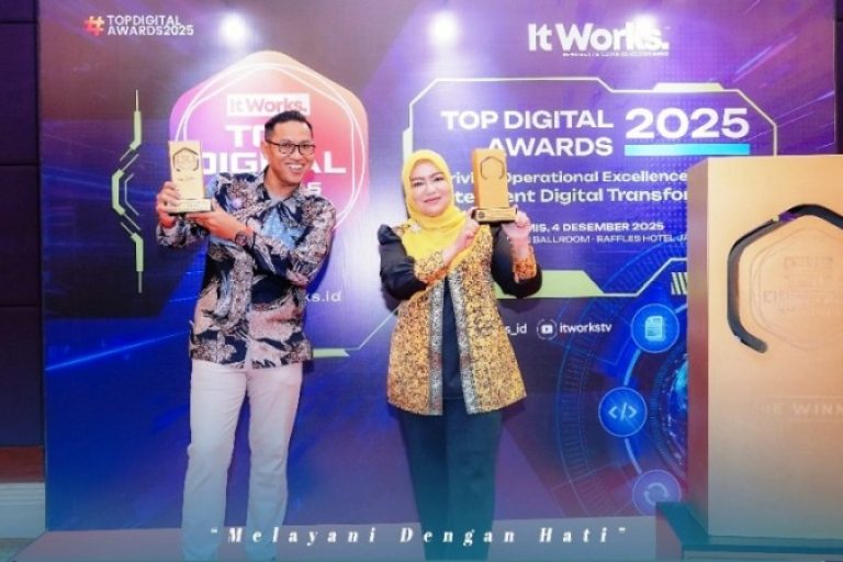 Plt. Direktur RSUD Sekayu, dr. Dina Krisnawati Oktaviani, saat mewakili RSUD Sekayu menerima penghargaan TOP Digital Implementation 2025 Level Stars 4 dalam ajang TOP Digital Awards 2025 yang digelar di Hotel Raffles Jakarta, pada hari Kamis, tanggal 4 Desember 2025. (BEKISARMEDIA.ID/SIKUMBANG)