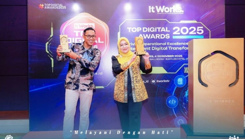 Plt. Direktur RSUD Sekayu, dr. Dina Krisnawati Oktaviani, saat mewakili RSUD Sekayu menerima penghargaan TOP Digital Implementation 2025 Level Stars 4 dalam ajang TOP Digital Awards 2025 yang digelar di Hotel Raffles Jakarta, pada hari Kamis, tanggal 4 Desember 2025. (BEKISARMEDIA.ID/SIKUMBANG)